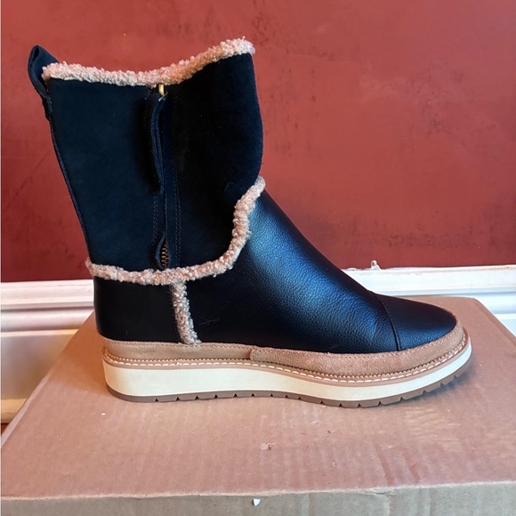 TOMS Makenna Women's Black & Tan Leather Shearling Water Resistant Boots, Size 6 - Picture 4 of 12
